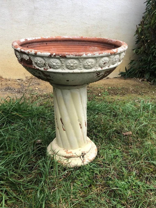 Jardinière en terre cuite sur colonne à motif