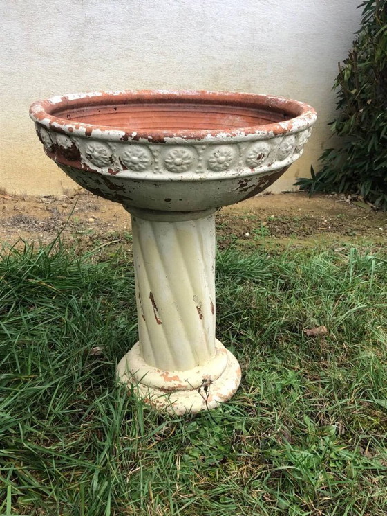 Image 1 of Jardinière en terre cuite sur colonne à motif