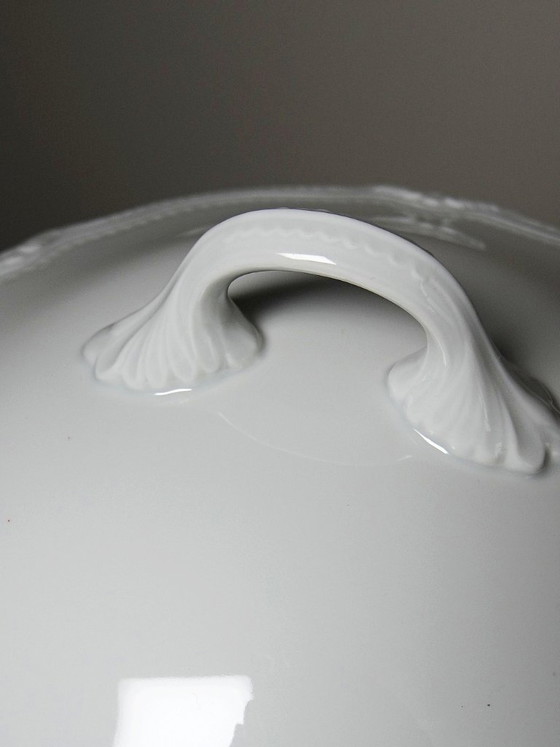 Image 1 of Plato hondo/de verduras de porcelana blanca fina de Limoges, atribuido a Barnardaud, de época.