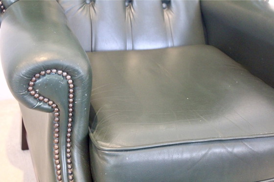 Image 1 of Chesterfield Fauteuil mit Fußhocker aus grünem Leder