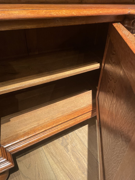 Image 1 of Bibliothèque en chêne massif du XIXe siècle provenant d'un manoir, côtés lambrissés avec des portes richement sculptées