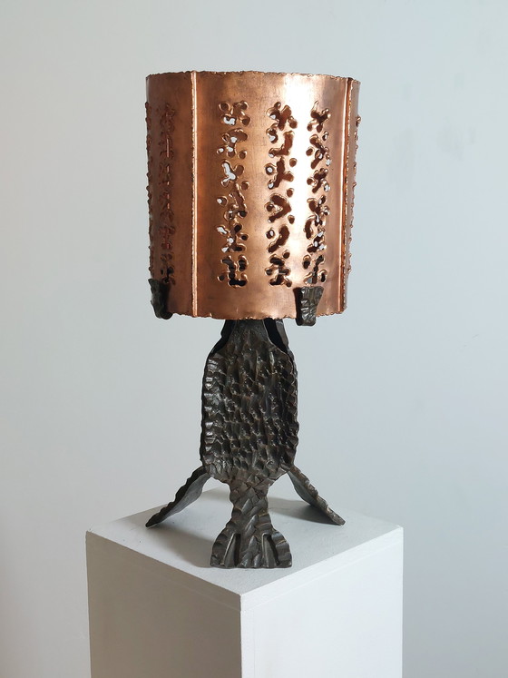 Image 1 of Vintage metalen brutalistische tafellamp uit het midden van de vorige eeuw, gemaakt van smeedijzer.