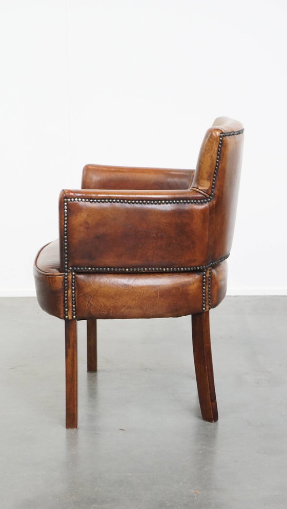 Image 1 of Chaise de salle à manger/de chevet en peau de mouton couleur cognac avec accoudoirs