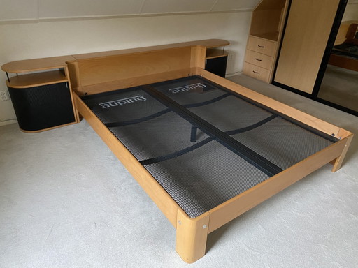 Auping auronde con pared trasera y 2 mesitas de noche con puertas enrollables