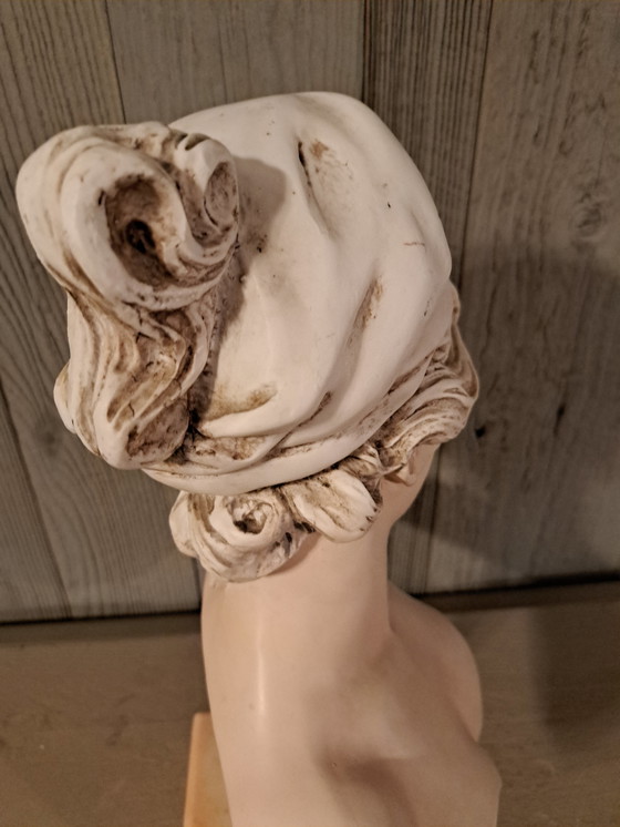 Image 1 of Barocke Büste einer französischen Frau mit Hut: Marmorsockel