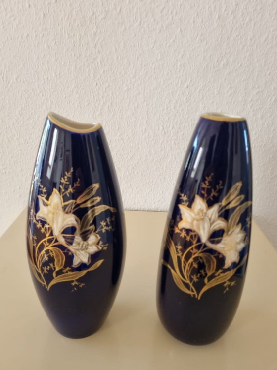 Image 1 of Limburgse porseleinen vazen ​​(2x) – kobaltblauw met gouden lelies – vintage, made in Germany