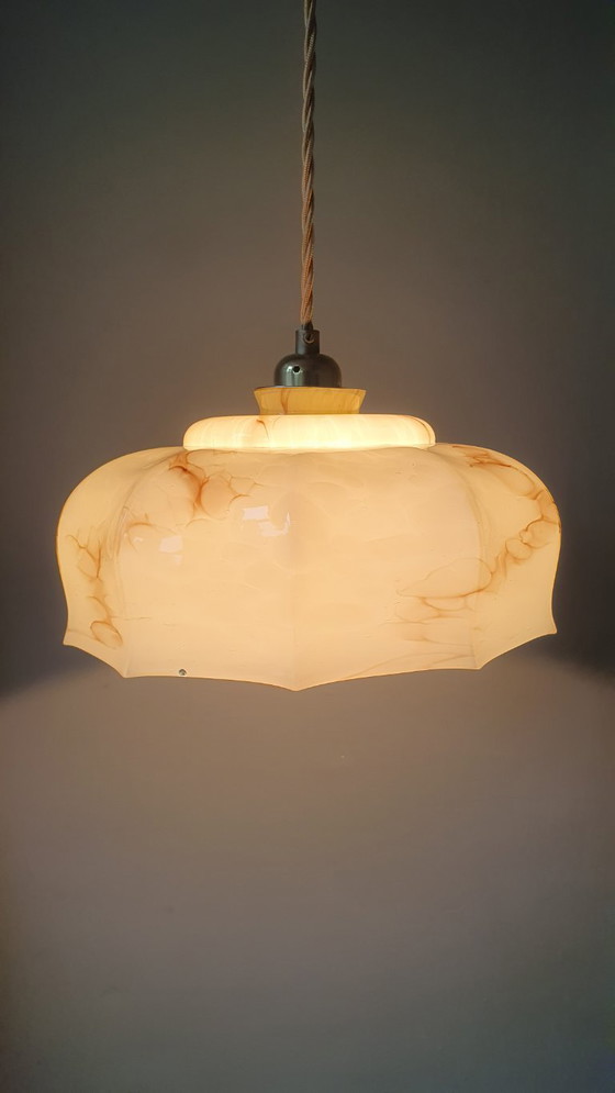 Suspension vintage Art Déco en verre opalin marbré beige., Métal, Transparent (photo 15 sur 18)