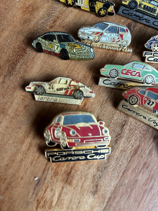 Lot van 12 auto- pins PORSCHE