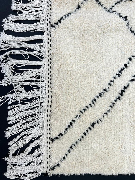 Image 1 of Handwoven Berber rug, natural Moroccan craftsmanship, 2/3 m