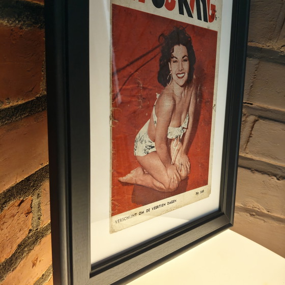 Image 1 of Originele ingelijste cover van een Belgisch pin-up magazine uit 1954 | Schokkend | Muurdecoratie uit het midden van de 20e eeuw