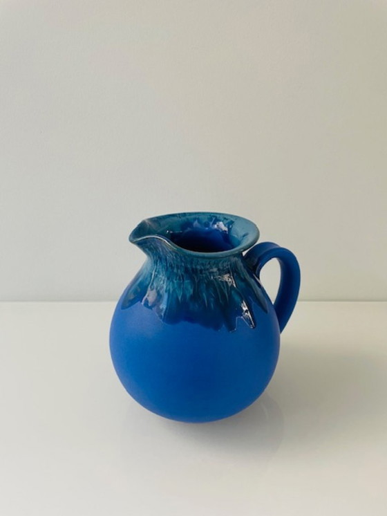 Image 1 of Pichet en céramique bleu cobalt à glaçure expressive