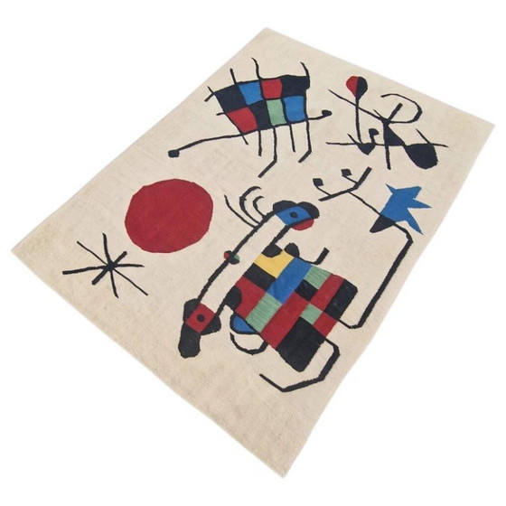 Tapisserie tissée à la main « Le Sourire des ailes flamboyantes » de Joan Miró | Laine sur coton (82 × 60 po) (photo 4 of 8)