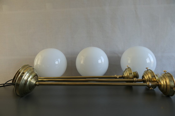 Image 1 of Art Déco – 3 lampade da scuola, lampadario a sospensione con vetro opalino e struttura in ottone - Altezza regolabile