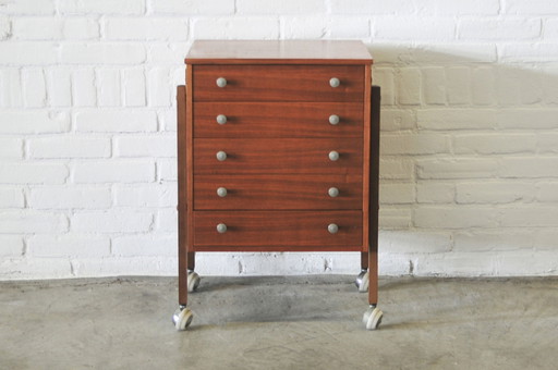 Commode vintage sur roulettes