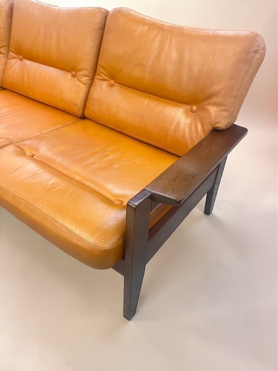 Image 1 of Vintage 3-Sitzer Sofa aus den 1970er Jahren – Massivholzrahmen & orange Leder – Mid Century / Danish Style Designer Couch.