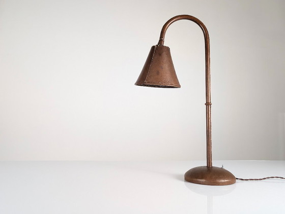 Lampe de table Jacques Adnet en cuir surpiqué, France, années 1950 – Leather, Metal (photo 8 of 9)