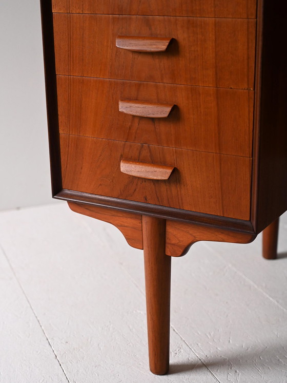 Image 1 of Bureau scandinave ovale en teck des années 1960
