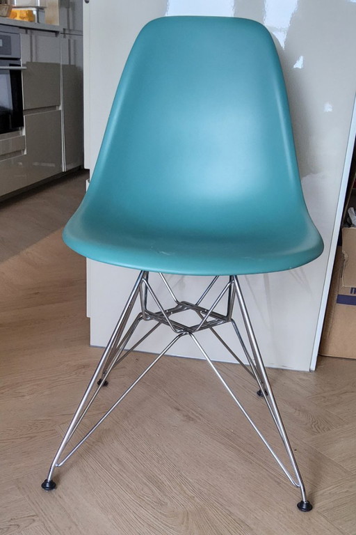 1x Vitra Eames Plasti Chair