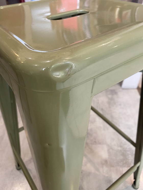 Image 1 of Taburete alto industrial Tolix H75 apilable, color verde oliva.