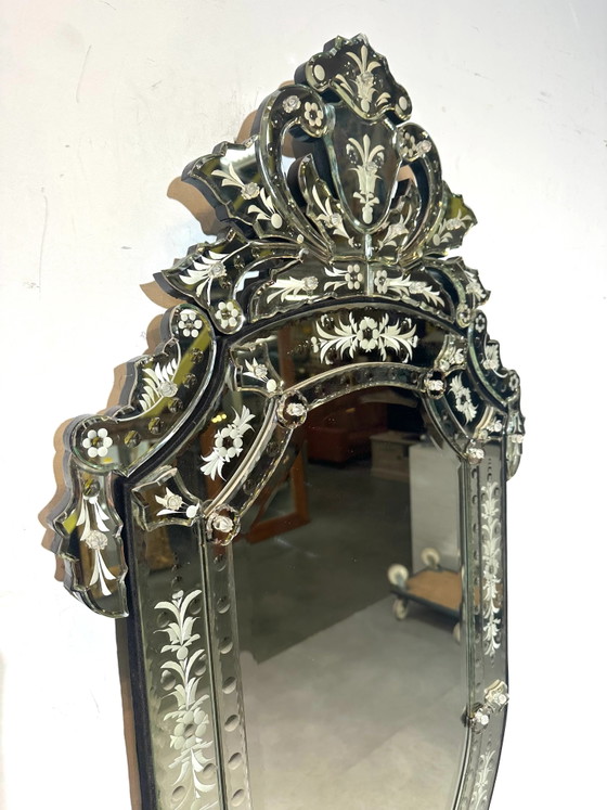 Espejo veneciano grabado con escudo ornamentado de rubí – Glass (photo 3 of 4)