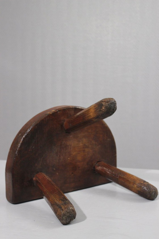 Image 1 of Sgabello da mungitura in legno massello, arte popolare francese, XX secolo