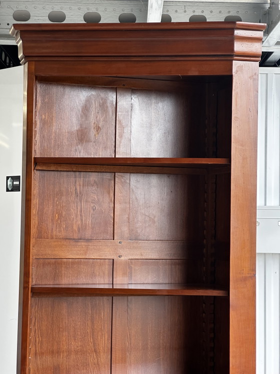 Image 1 of Libreria angolare in legno massello di ciliegio - manifattura del XX secolo