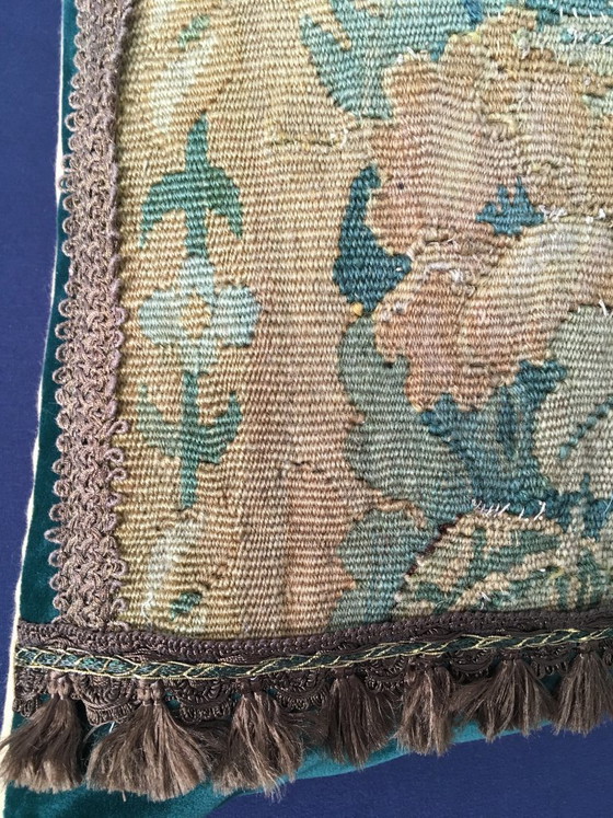 Image 1 of Cuscino in tessuto del XVI secolo con decorazioni floreali e di frutta.