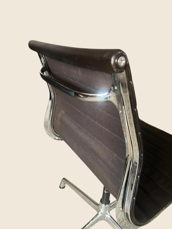 Image 1 of Original Vintage Vitra EA 105 hergestellt 1986. Ray und Charles Eams Drehstuhl mit dunkel braunem Lederbezug und Label