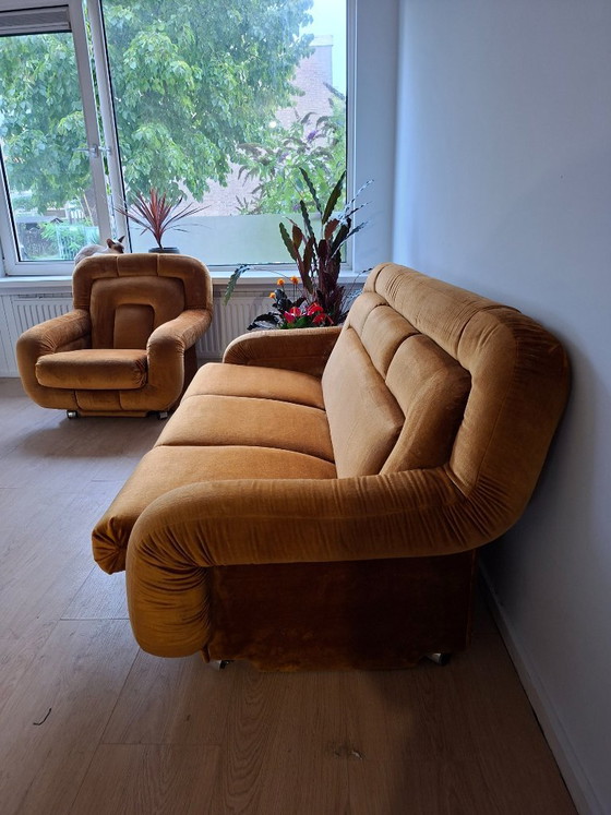Ensemble design vintage Space Age UP Závody « Mercedes » – Canapé 3 places et fauteuil (Velours jaune ocre, (photo 3 of 7)