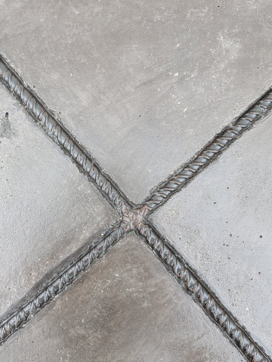 Image 1 of CUBE X Brutalistischer Skulpturentisch aus Beton und Stahl – Wallavibe Design