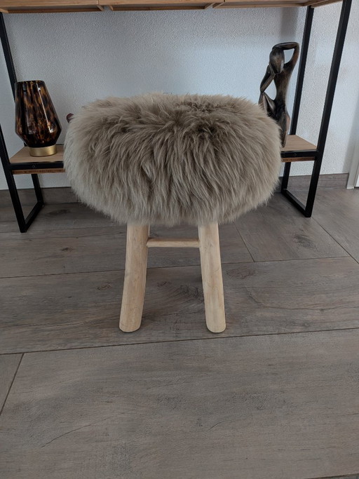 Hocker mit Schaffell