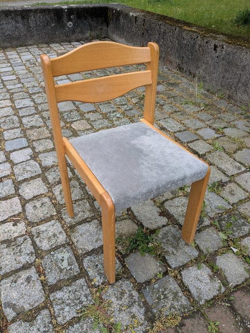 Set von ca. 30 stapelbaren Mid-Century Massivholz-Esszimmerstühlen – Skandinavisches Design (1970er)