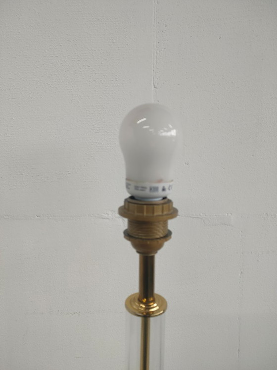 Image 1 of Lámpara de mesa de plexiglás estilo Hollywood Regency con pantalla gris.