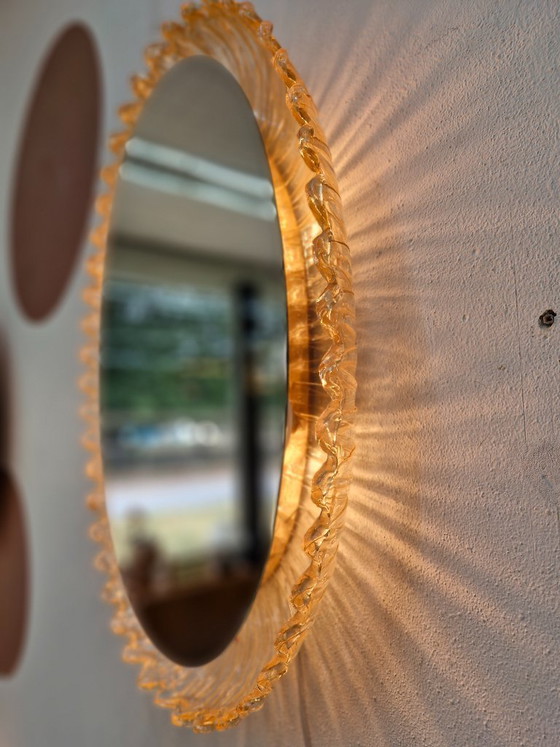 Specchio da parete ovale vintage Hillebrand con illuminazione anni '70 – Plexiglass (photo 6 of 8)
