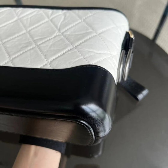 Image 1 of Borsa Chanel Gabrielle Small - 20 cm in pelle di vitello trapuntata bianca e nera con finiture bicolore.