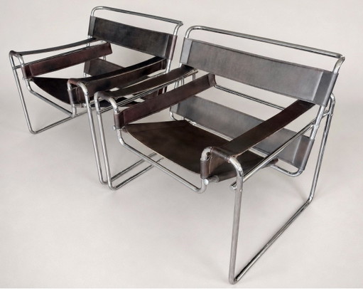 Deux fauteuils Wassily vintage, Marcel Breuer pour Fasem. Cuir marron et noir.