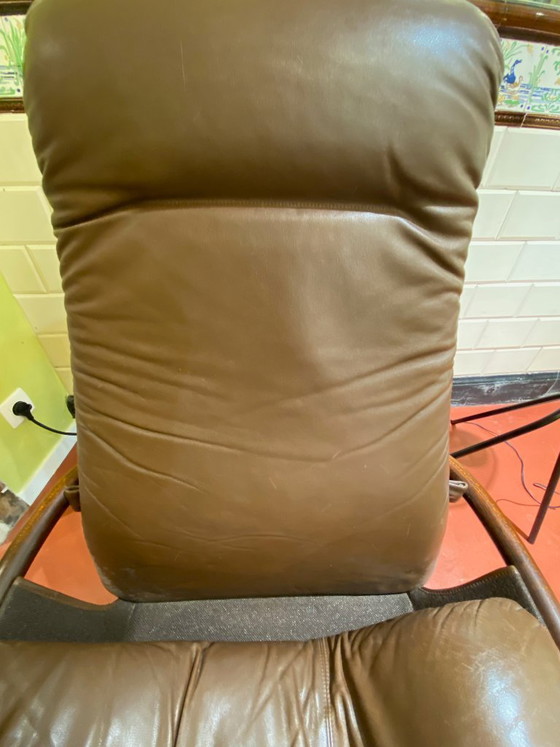 Vintage Manta loungestoel van leer en hout, ontworpen door Ingmar Relling voor Westnofa. (photo 8 of 11)