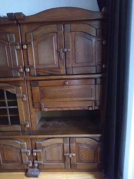 Houten kastenwand met glaskast en klepkast