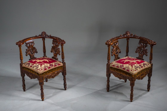 Image 1 of Italienische Eckstühle im Stil der Renaissance des 19. Jahrhunderts aus geschnitztem Nussbaumholz, 2er-Set