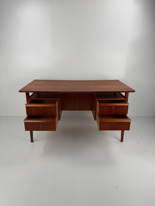 Danish Executive Desk in Teak – Elegant Mid-Century Workspace