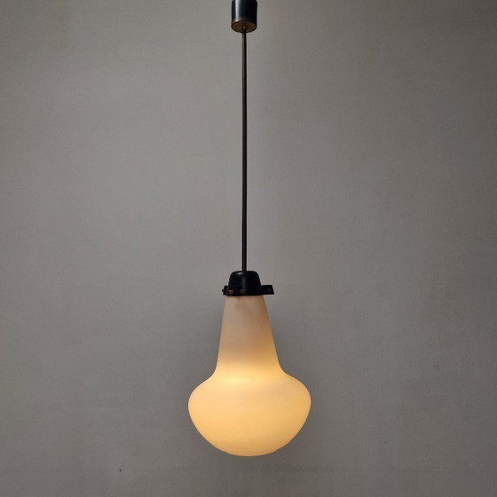 Image 1 of Pendelleuchte aus der Mitte des 20. Jahrhunderts, aus Milchglas und Messing, Italien, 1960er Jahre