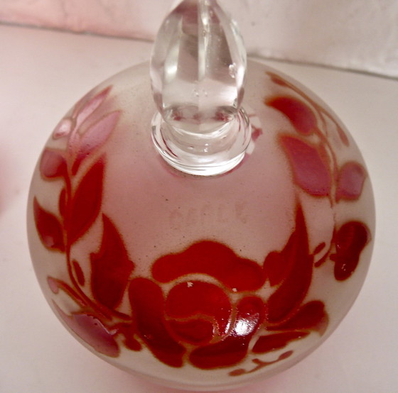 Image 1 of Art Deco Toilettenset - Carly - emailliertes Glas mit rotem Blumendekor - 14-teilig.