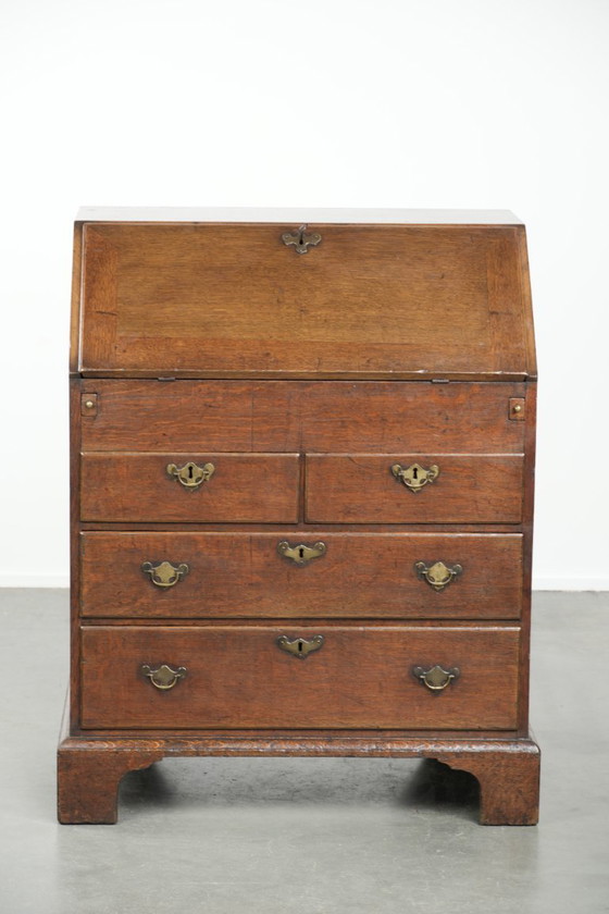 Image 1 of Elegante scrivania antica inglese in rovere del XVIII secolo.