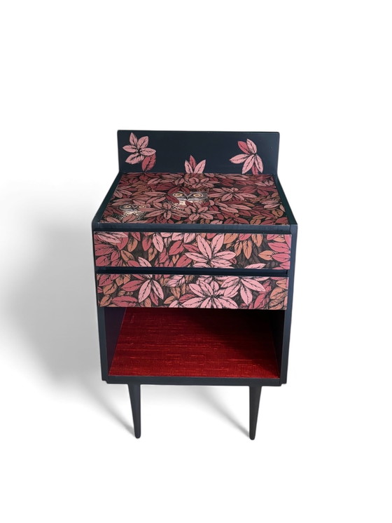 Image 1 of Meuble vintage recouvert de Fornasetti Foglie e Civette | L'ambiance vintage