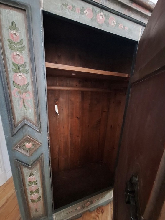 Antieke blauwe, handbeschilderde kleine alpine kledingkast, circa 1810-1820. – Kledingkasten, Wood (photo 7 of 12)