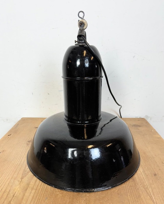 Image 1 of Lampe industrielle en émail noir avec abat-jour en fonte, années 1930