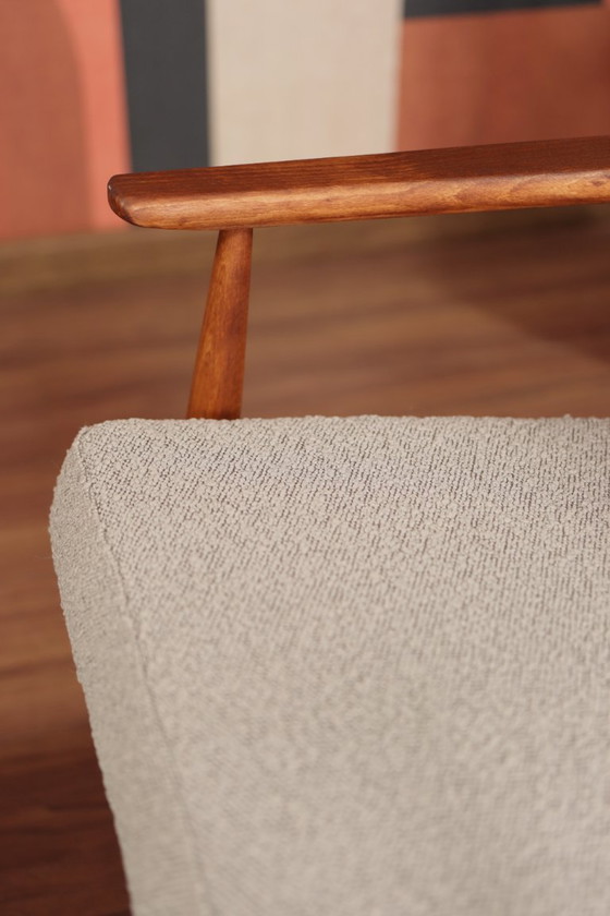 Image 1 of Poltrona e poggiapiedi in bouclé bianco dal design moderno