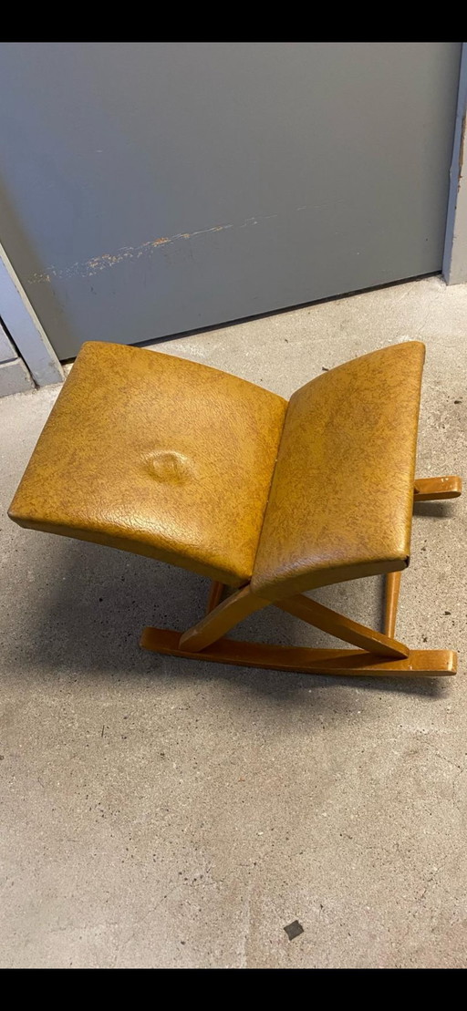Vintage schommelvoetenbankje