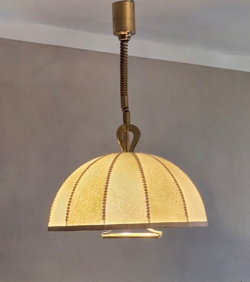 Grote Italiaanse coconkroonluchter van leer, perkament en messing, Italië jaren 50