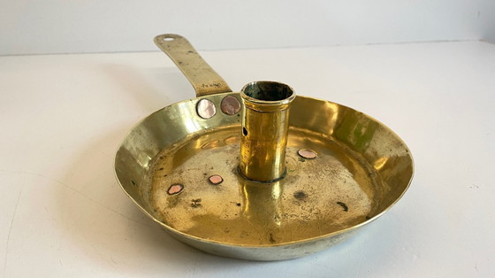 Image 1 of Antiker, niedriger Kerzenleuchter aus massivem Messing